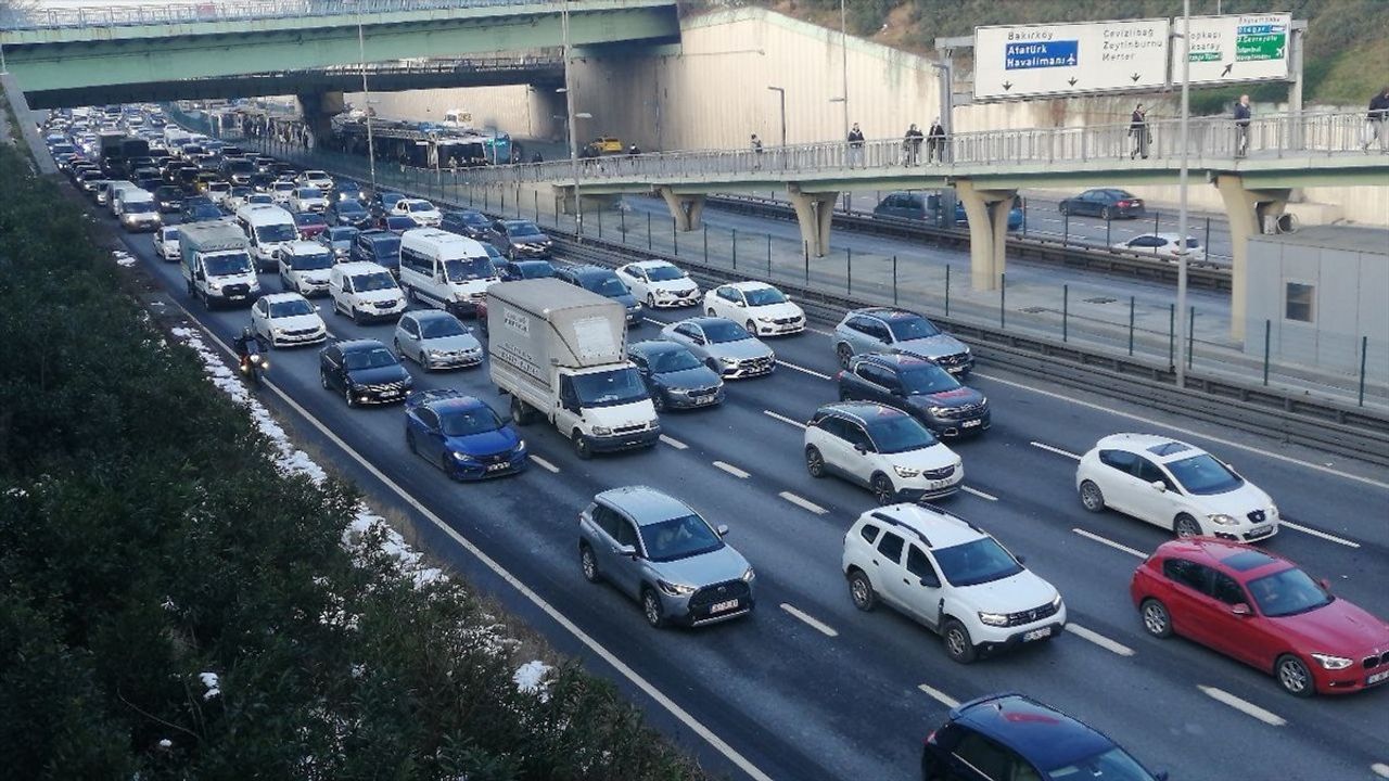 İstanbul'da Sabah Trafik Yoğunluğu: Buzlanma ve Kar Yağışı Etkili Oldu