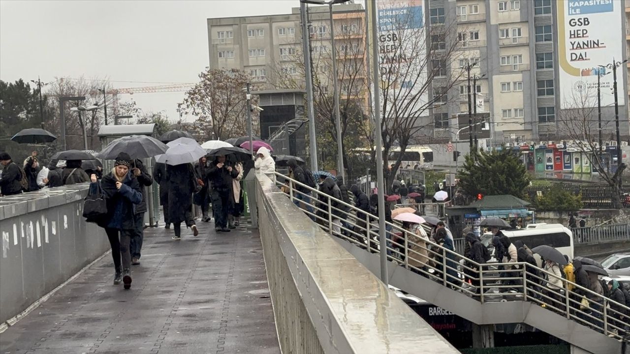 İstanbul'da Sağanakla Gelen Trafik Yoğunluğu Yüzde 76'ya Ulaştı