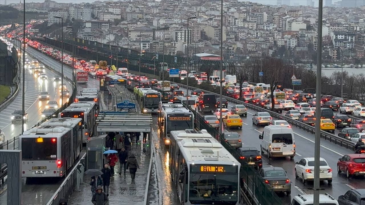 İstanbul'da Trafik Yoğunluğu Artıyor