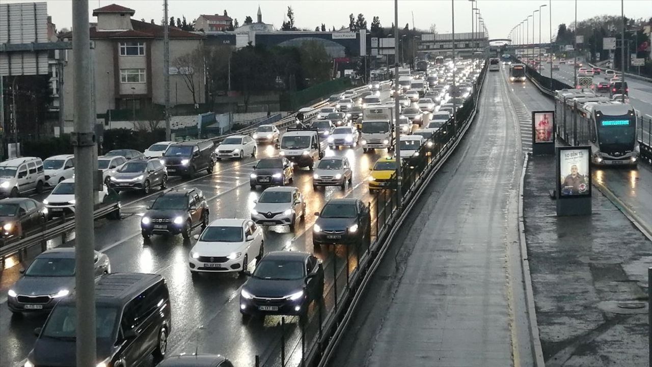 İstanbul'da Yağışla Birlikte Artan Trafik Yoğunluğu