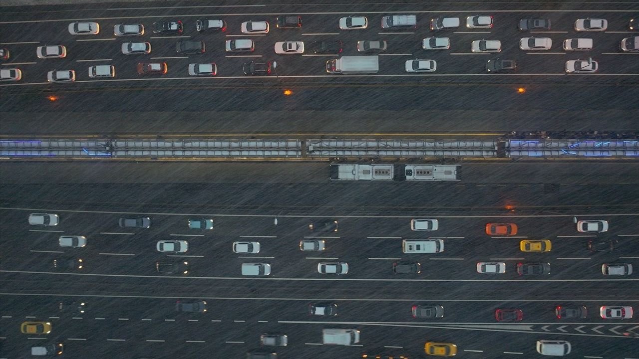 İstanbul'da Yoğun Kar Yağışı Trafiği Felç Etti