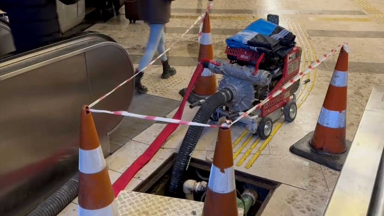 İstanbul'daki Cennet Metrobüs Durağında Su Baskını