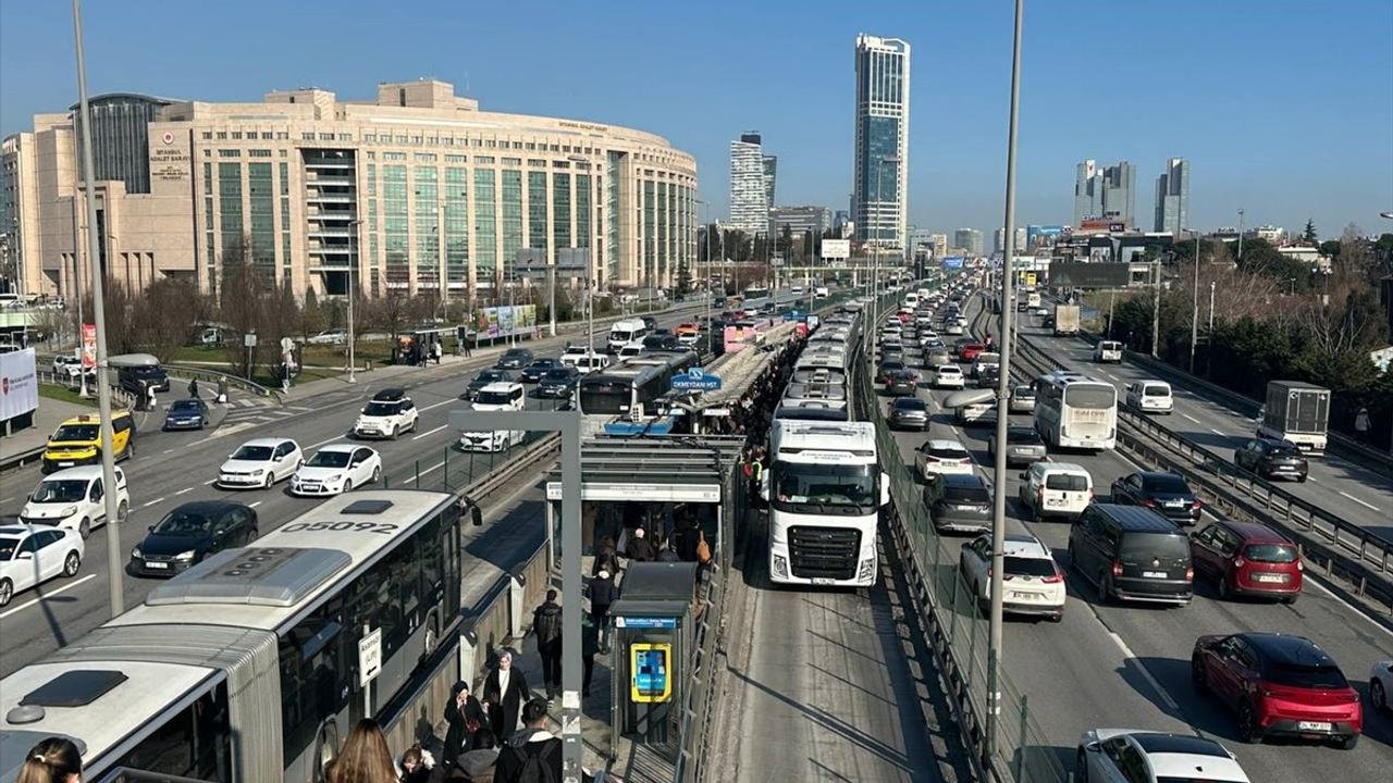 İstanbul Metrobüsünde Arıza Yoğunluğa Neden Oldu