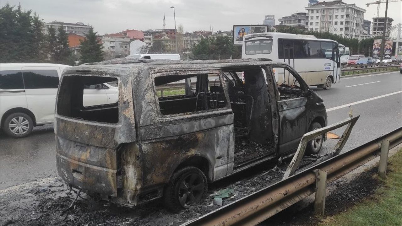 İstanbul TEM Otoyolu'nda Minibüs Yangını