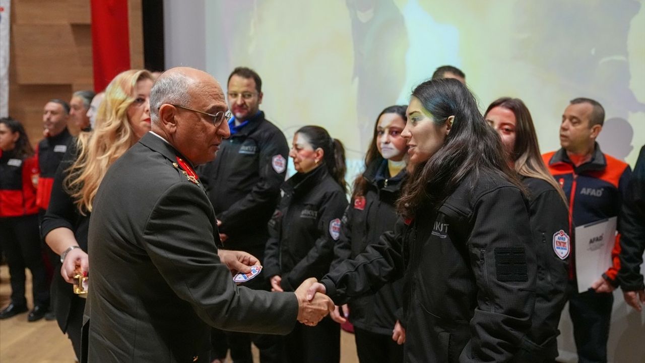 İzmir'de 2023 Depremlerinde Hayatını Kaybedenler Anıldı