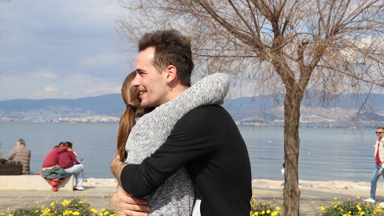 İzmir'de Sevgi Dolu 'Sevdiğine Koş' Etkinliği