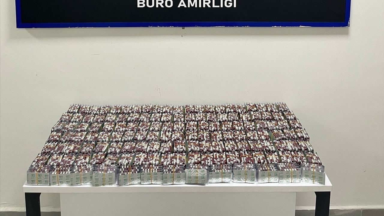 İzmir'de Uyuşturucu Operasyonu: 15 Bin 537 Sentetik Hap Ele Geçirildi