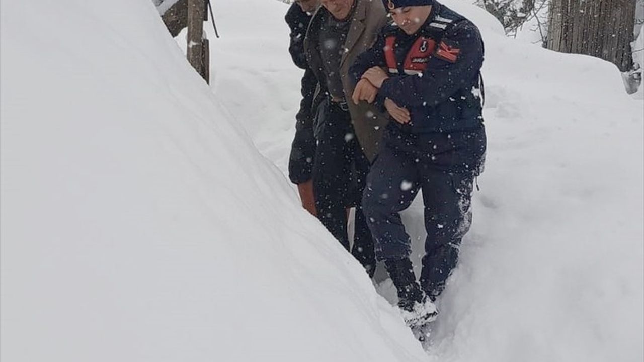 Jandarma, Samsun'da Karda Mahsur Kalan Hastayı Kurtardı