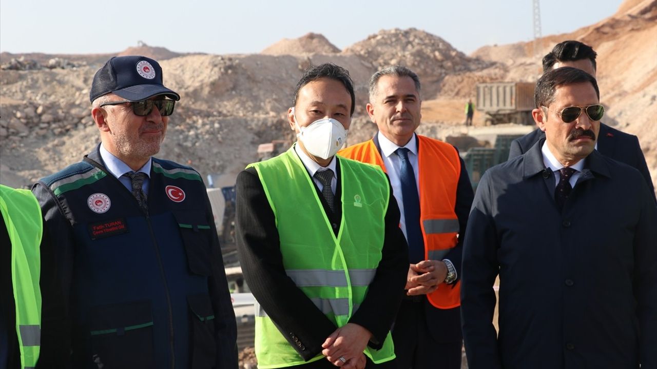 Japonya Büyükelçisi Katsumata, Hatay'daki Enkaz Geri Dönüşüm Tesisi'ni İnceledi