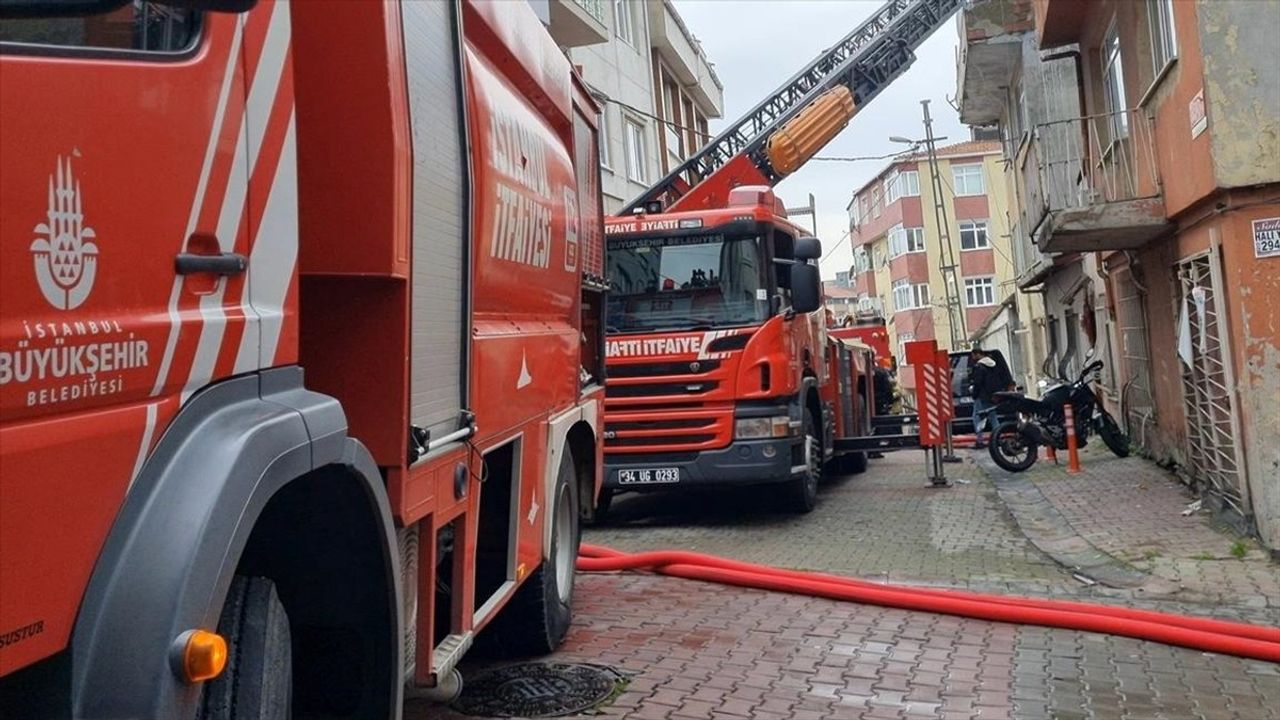 Kağıthane'de Çatı Yangını Kontrol Altına Alındı