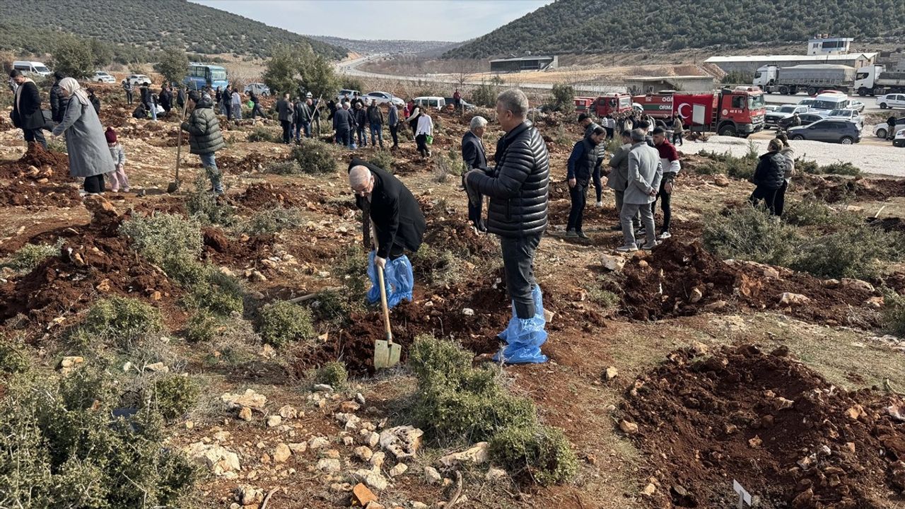 Kahramanmaraş'ta Deprem Şehitleri İçin Fidan Dikimi