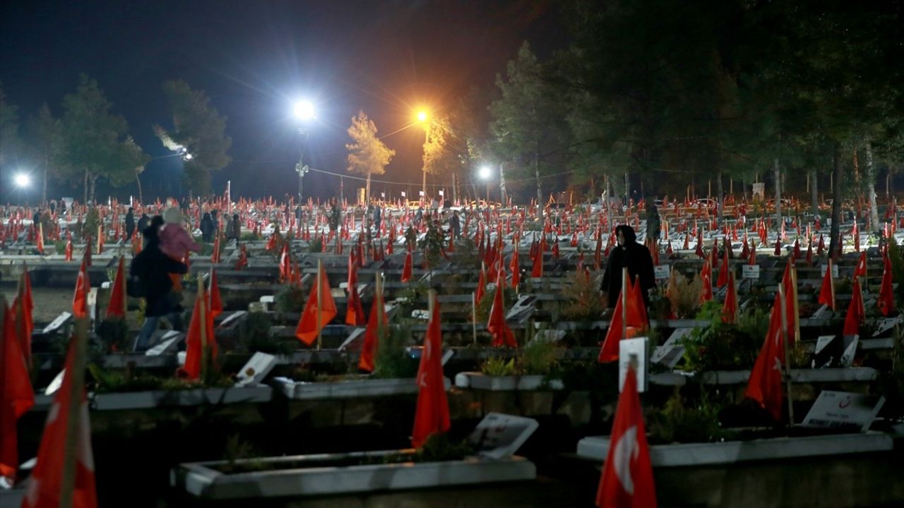 Kahramanmaraş'ta Depremzedeler Kaybettikleri Yakınlarını Andı