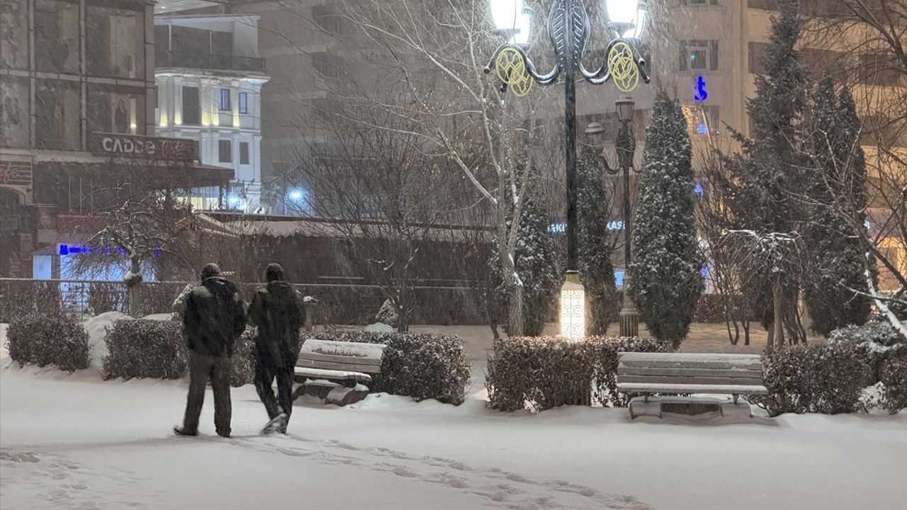 Kar, Erzurum ve Kars'ı Beyaza Bürüdü