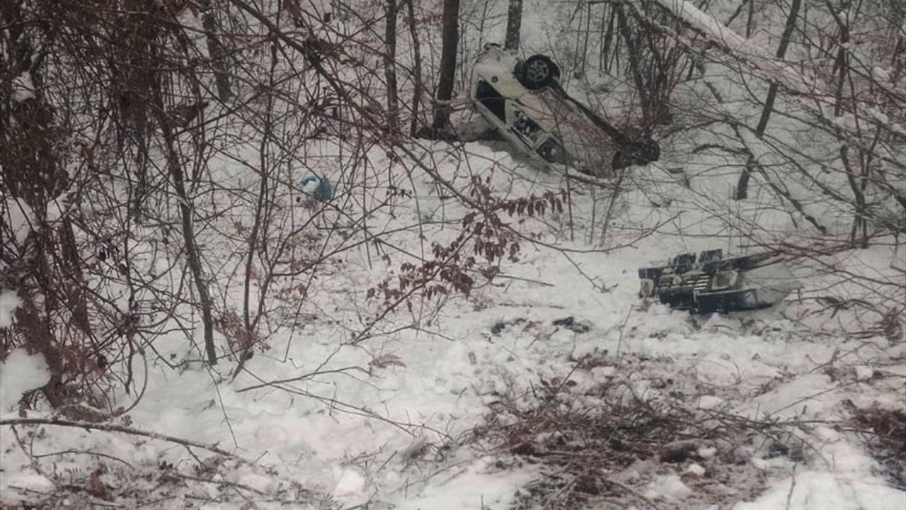 Karabük'te Şarampole Devrilen Otomobilde 5 Yaralı