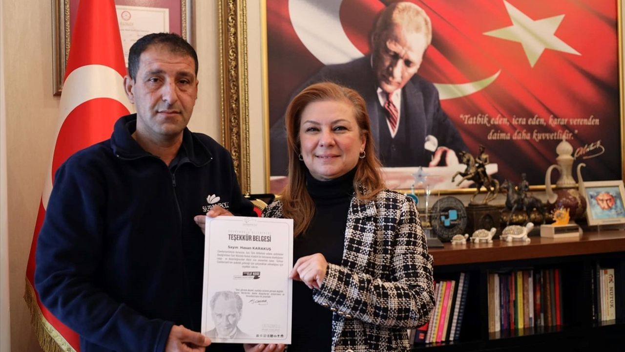 Karabük'te Temizlik İşçisinin Atatürk'e Saygısı Takdir Topladı