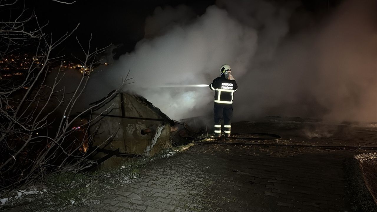 Karabük'te Yangın: 2 Katlı Müstakil Ev Kül Oldu