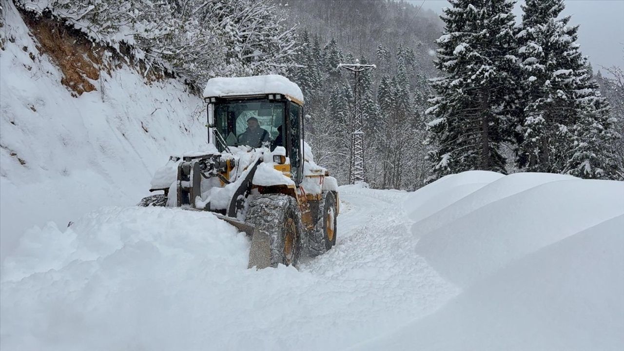 Karadeniz Bölgesi'nde 1028 Köy Yolu Ulaşım Dışı Kaldı