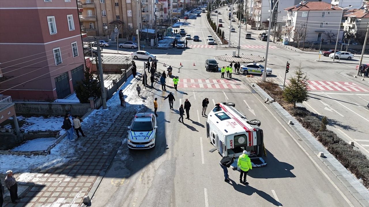 Karaman'da Ambulans ve Otomobil Çarpıştı: 5 Yaralı