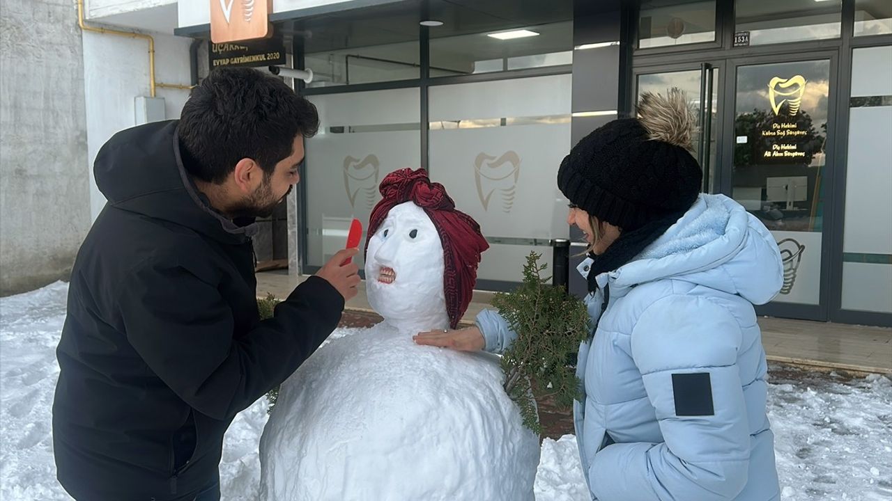 Kardan Adam'a Protez Diş Takıldı