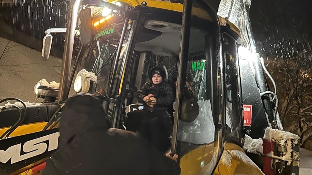 Karla Kaplı Yolda Rahatsızlanan Çocuğa Orman Ekipleri Yardım Etti