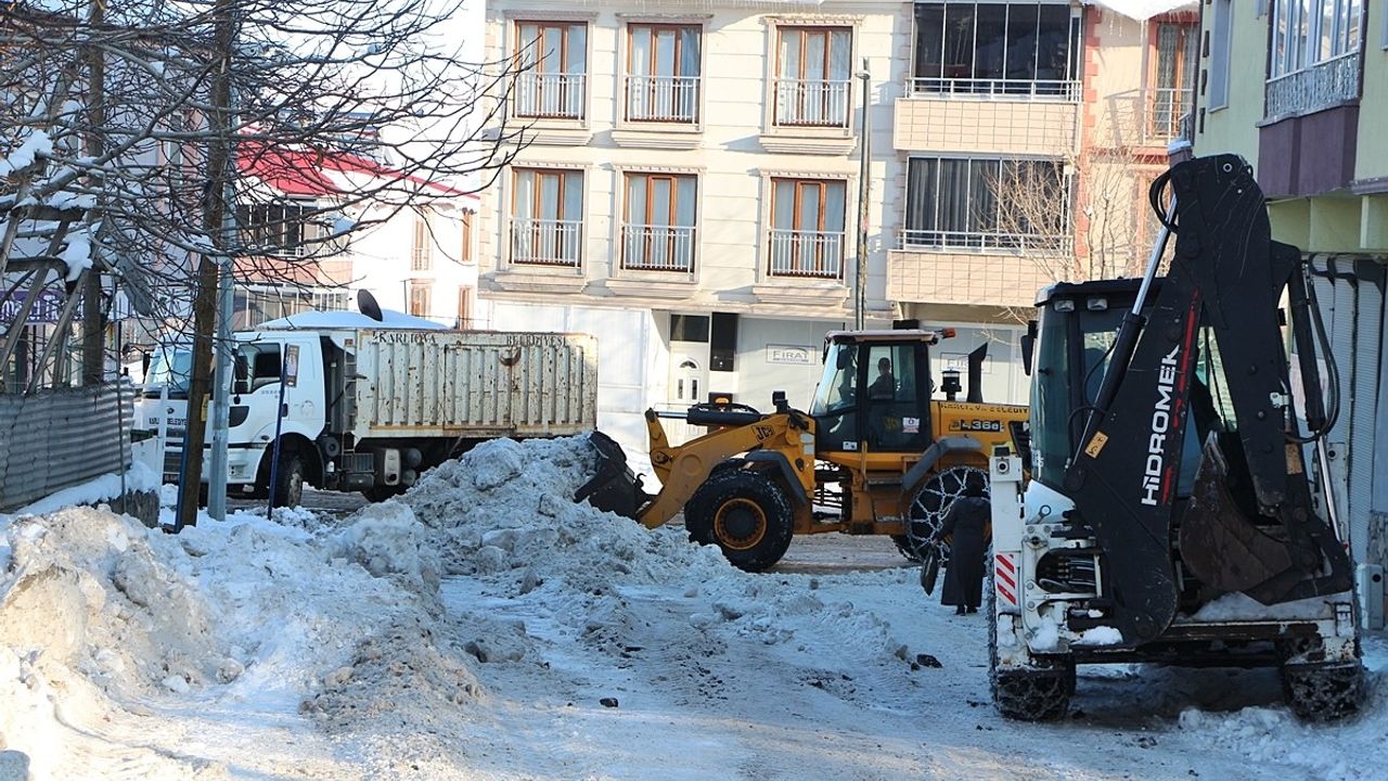 Karlıova'da Kar Temizleme Çalışmaları Devam Ediyor