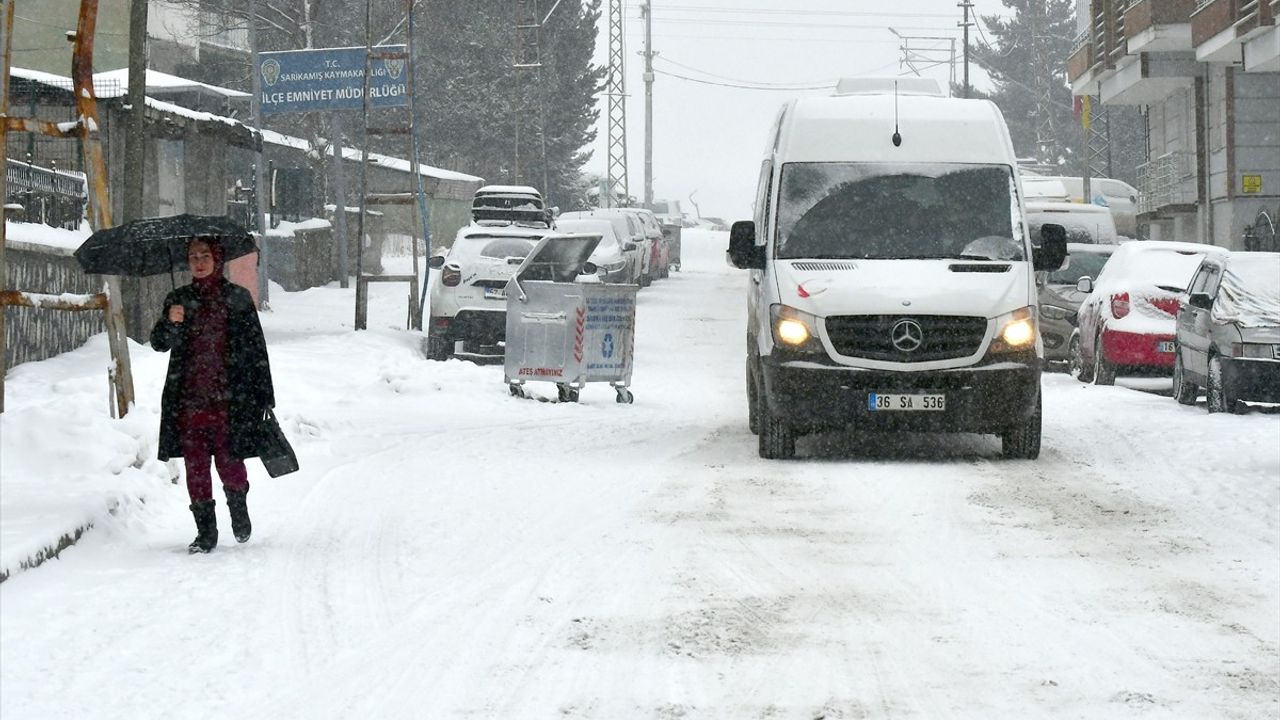 Kars ve Tunceli'de Kar Yağışı Etkisini Gösterdi