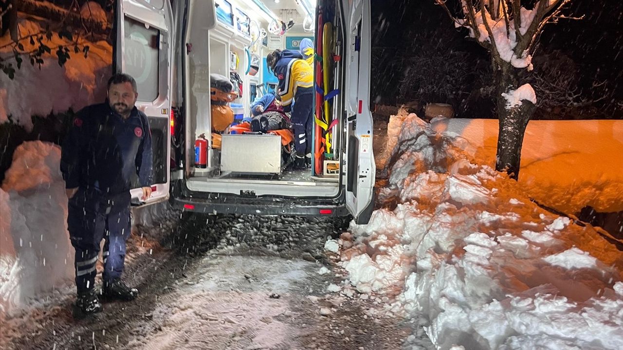 Kastamonu'da Kar Engeli Aşılarak Hastalar Hastaneye Ulaştırıldı