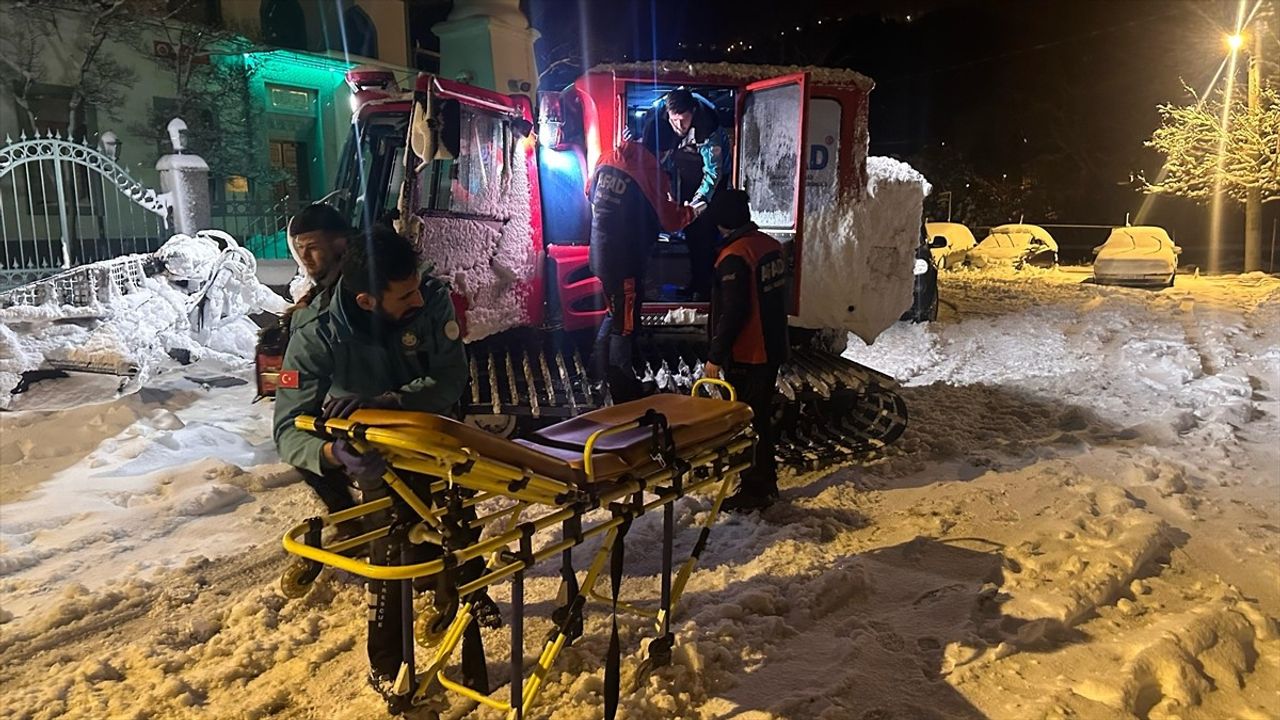 Kastamonu'da Kar Engelleri Aşılarak Hastalar Hastaneye Ulaştırıldı