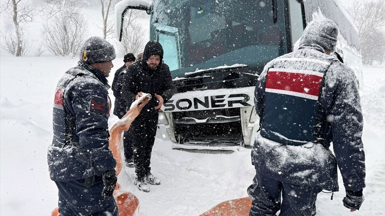 Kastamonu'da Kar Sebebiyle Şarampole Düşen Yolcu Otobüsü Kurtarıldı