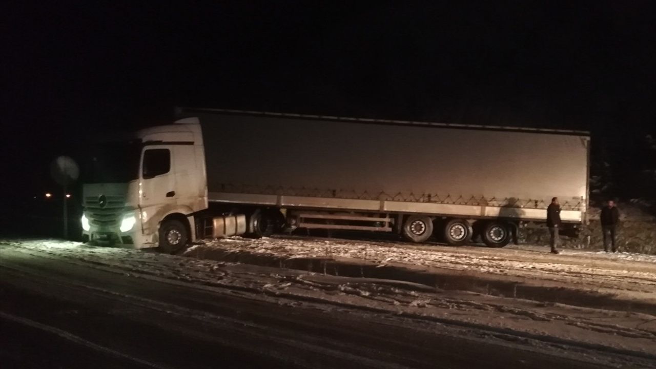 Kastamonu'da Kar Yağışı Nedeniyle Kapanan Yol Yeniden Açıldı