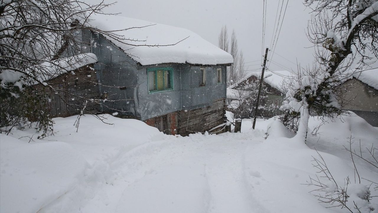 Kastamonu'da Kar Yağışı Ulaşımı Olumsuz Etkiliyor