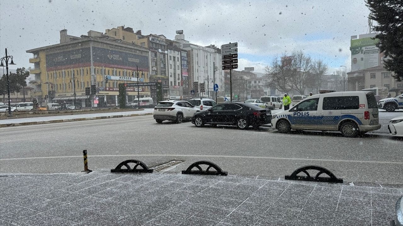 Kastamonu'da Kar Yağışı Ulaşımı Olumsuz Etkiliyor