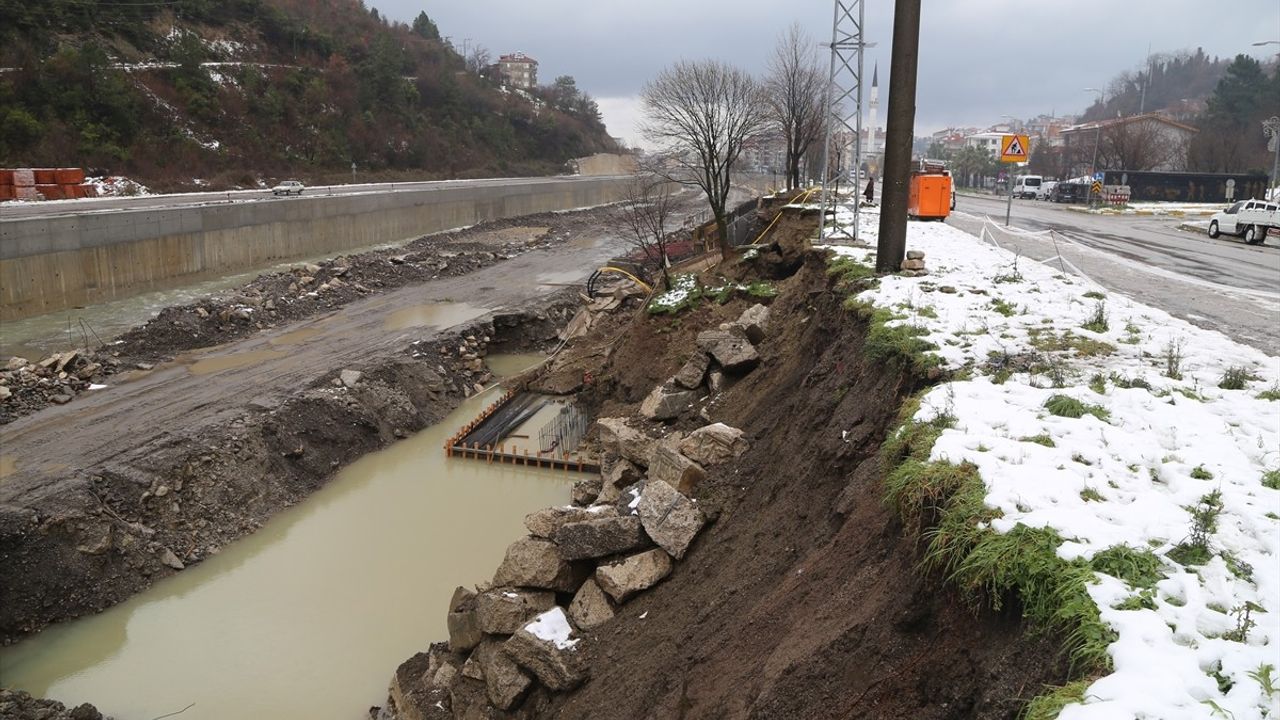 Kastamonu İnebolu'da Sağanak Yağış Sonrası İstinat Duvarları Çöktü