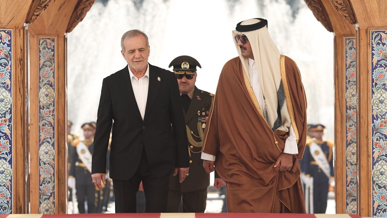 Katar Emiri Şeyh Temim, İran Cumhurbaşkanı ile Tahran'da Görüştü