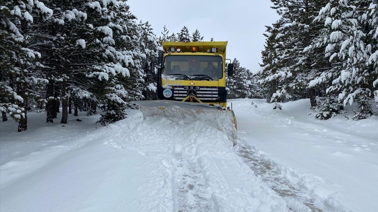 Kayseri'de Kar Sebebiyle 22 Mahalle Yolu Kapandı