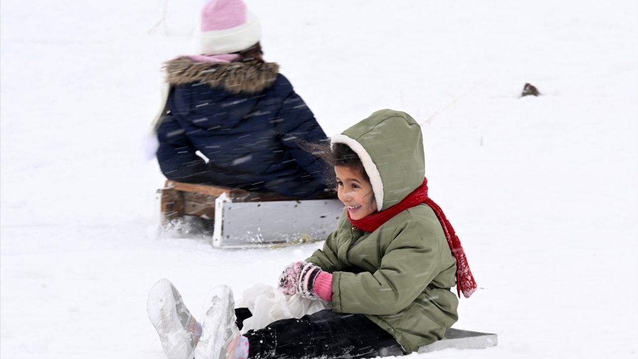 Kayseri'de Kar Tatili: Çocuklar Kızakla Kayarak Eğleniyor