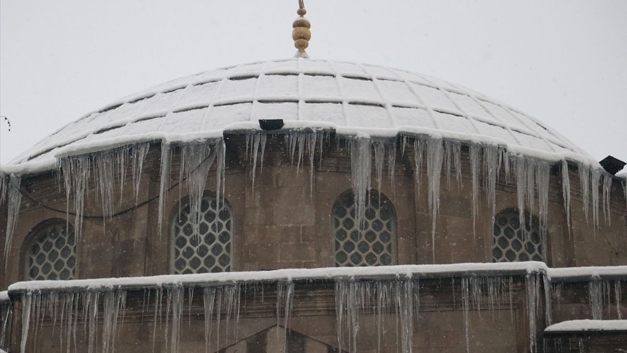 Kayseri'de Kar Yağışı Etkili Olmaya Devam Ediyor