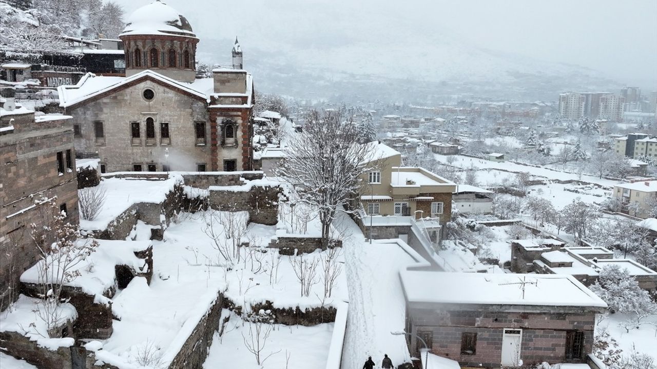 Kayseri'de Yoğun Kar Yağışı Devam Ediyor