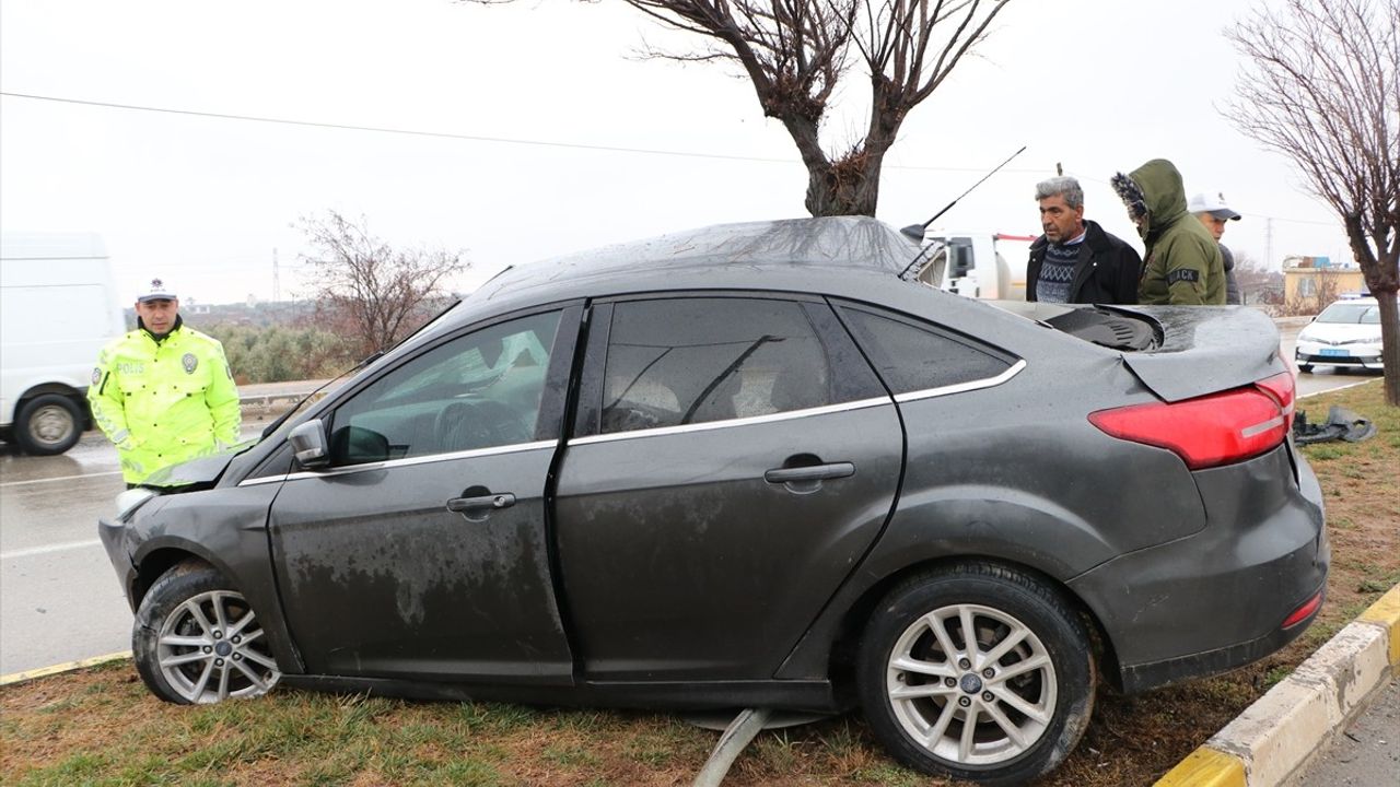 Kilis'te İşçi Servisi ve Otomobil Çarpıştı: 3 Yaralı