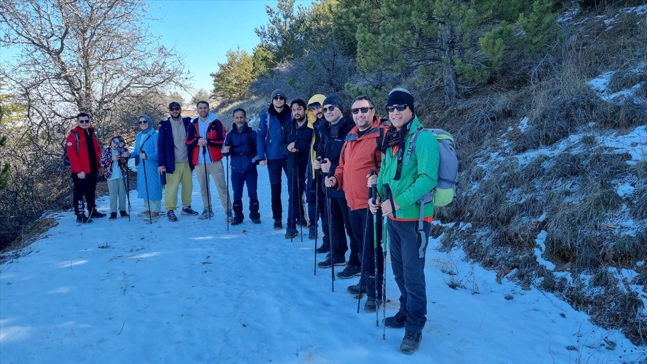 Kırşehirli Dağcılar Kervansaray Dağı'nın Zirvesinde Türk Bayrağı Açtı