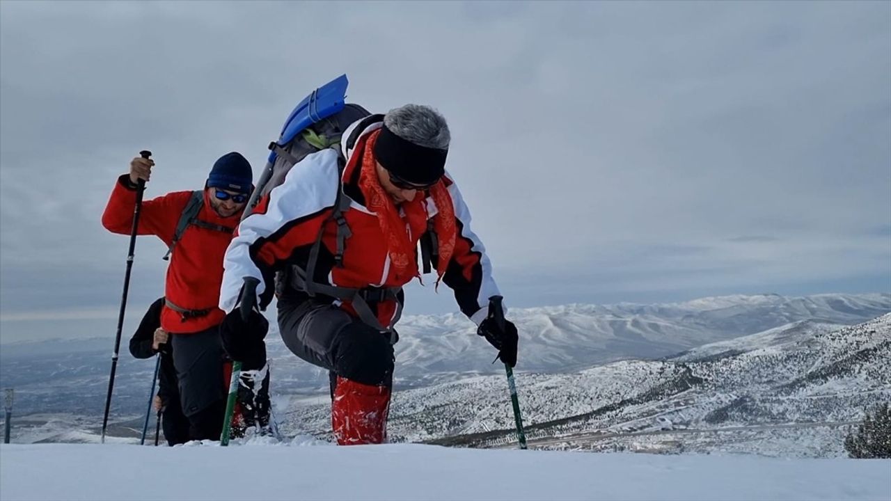 Kırşehirli Dağcılar Kındam Dağı Zirvesinde Türk Bayrağını Dalgalandırdı