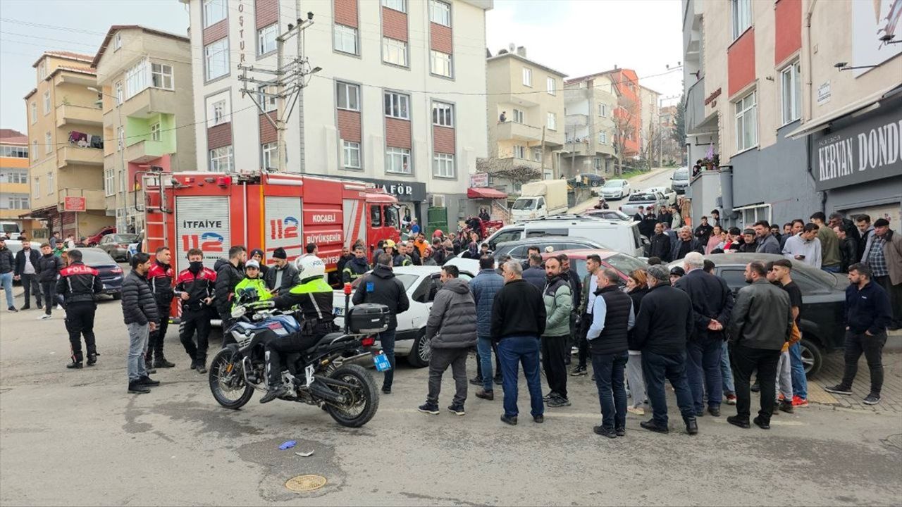 Kocaeli'de Ehliyetsiz Sürücü Kaçarken Kaza Yaptı