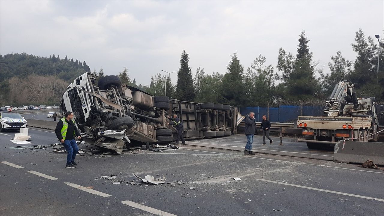 Kocaeli'de Tır Devrildi: Sürücü Yaralandı