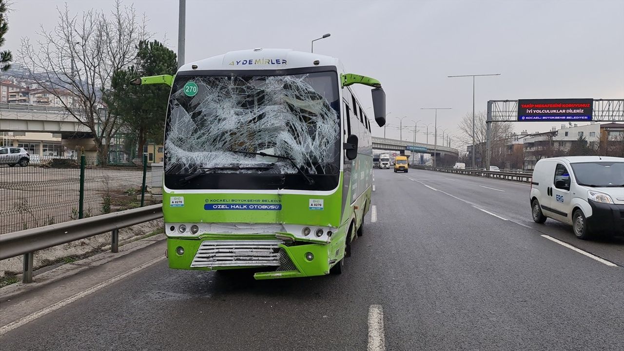 Kocaeli'de Yolcu, Fenalaşan Sürücüyü Durdurdu