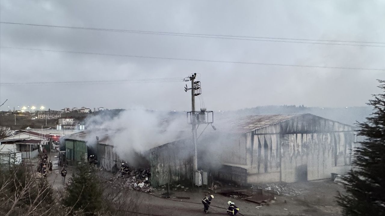 Kocaeli'deki Fabrika Yangını Kontrol Altına Alındı