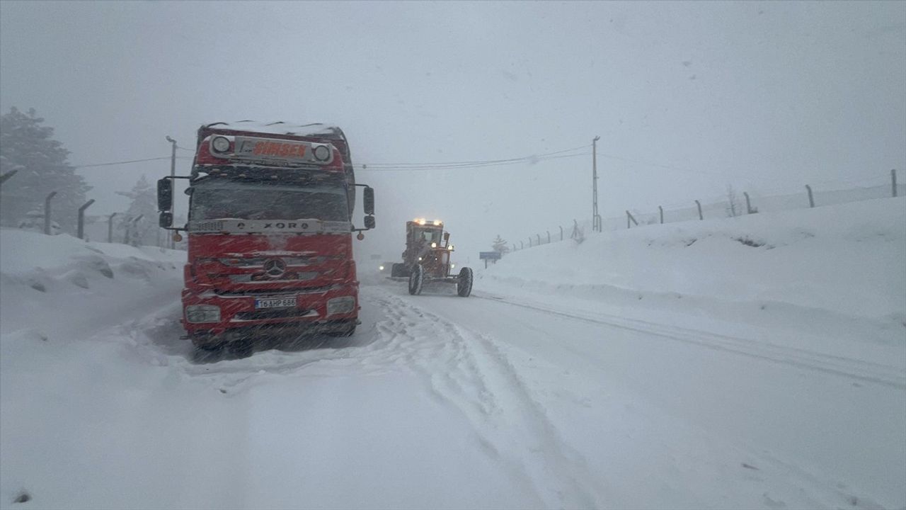 Kocayayla Geçidi, Kar Yağışı Nedeniyle Ağır Araç Trafiğine Kapandı