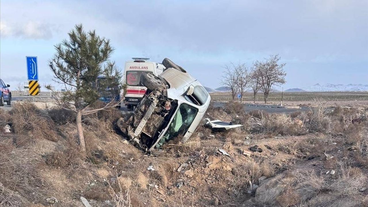 Konya'da Şarampole Devrilen Araçta Beş Kişi Yaralandı