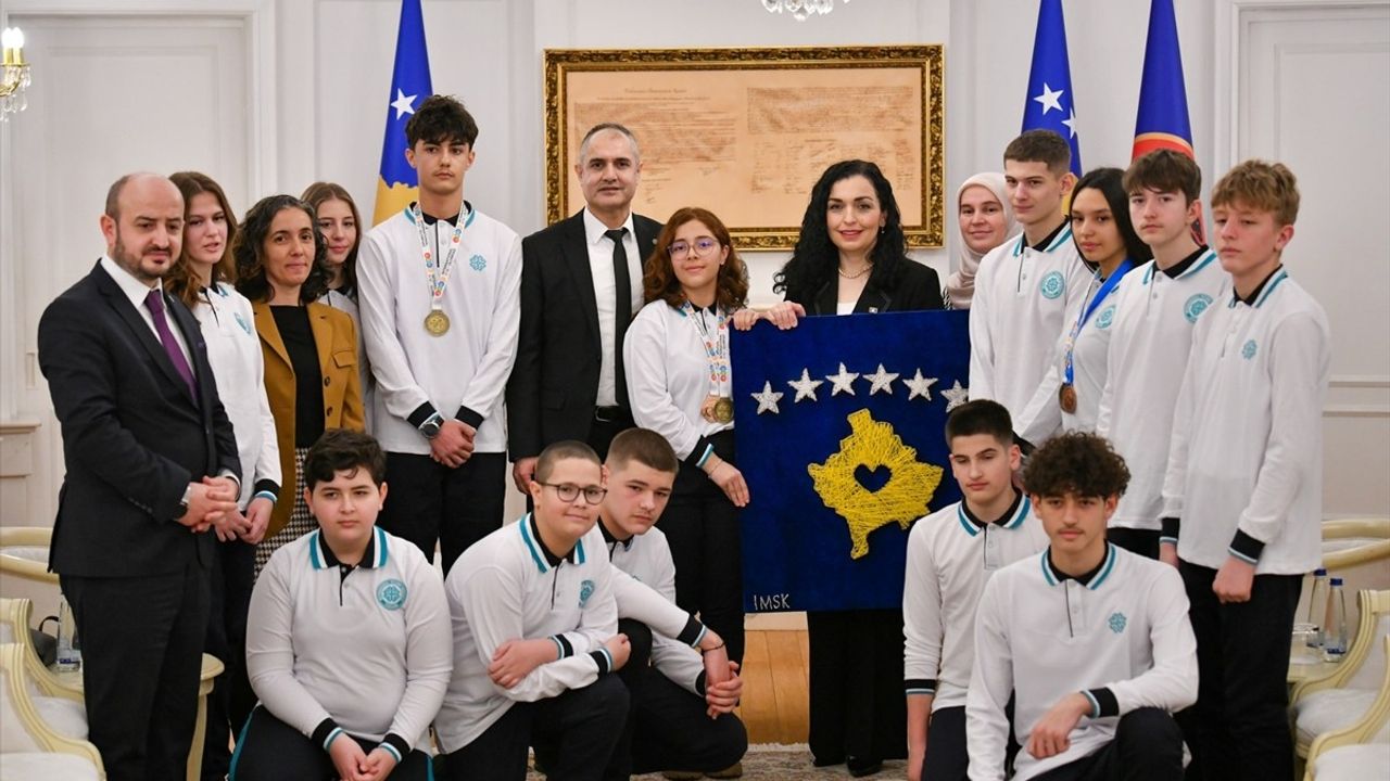 Kosova Cumhurbaşkanı Osmani, STEM Olimpiyatları Şampiyonlarını Ağırladı