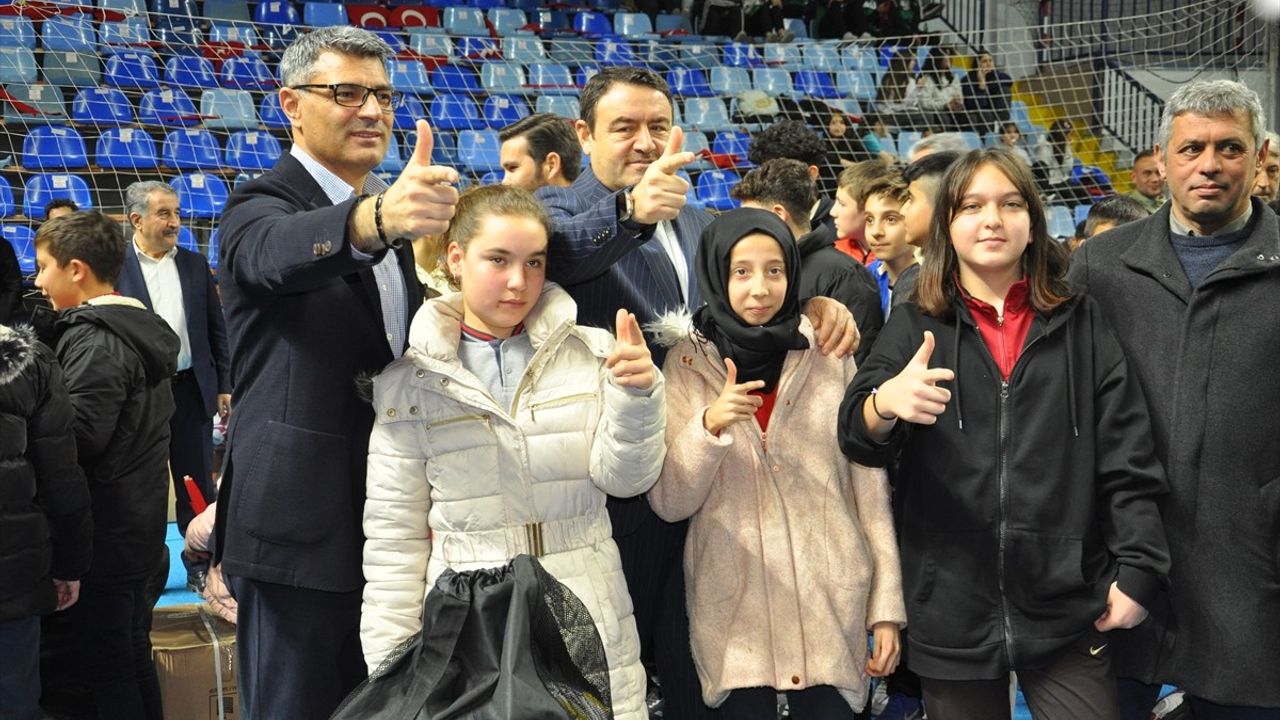 Kütahya'da Sporculara Malzeme Dağıtımı Gerçekleşti