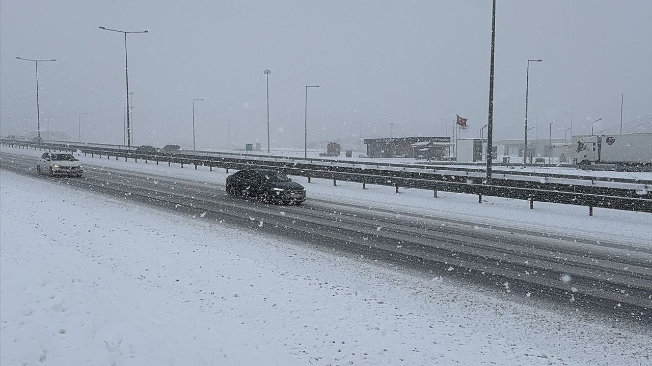 Kuzey Marmara Otoyolu’nda Kar Yağışı Etkili